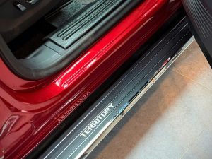 Alternative view of BỆ BƯỚC CHÂN NGUYÊN KHỐI LẮP ZIN, KHÔNG ĐỘ CHẾ CHO FORD TERRITORY – THẨM MỸ & TIỆN DỤNG HƠN
